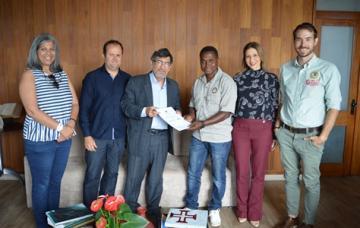 Da esquerda para a direita: Professora Ana Ribeiro (Universidade Nova de Lisboa), Professor Fábio Partelli (Ufes - Campus São Mateus), Reitor Reinaldo Centoducatte, Sr. Sional Moiane (representante do Parque Nacional da Gorongosa), Vice-Reitora Ethel Maciel e Sr. Matthew Jordan (Parque Nacional da Gorongosa).